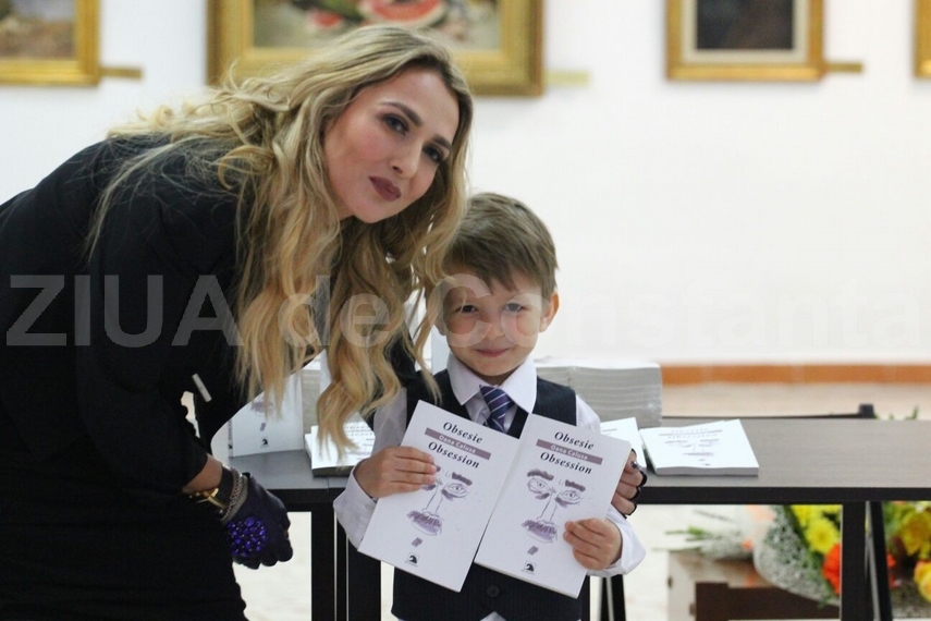 obsesie la malul marii oana calusa si a lansat al treilea volum la constanta galerie foto 611527 obsesie la malul marii oana calusa si a lansat al treilea volum la constanta galerie foto 611527