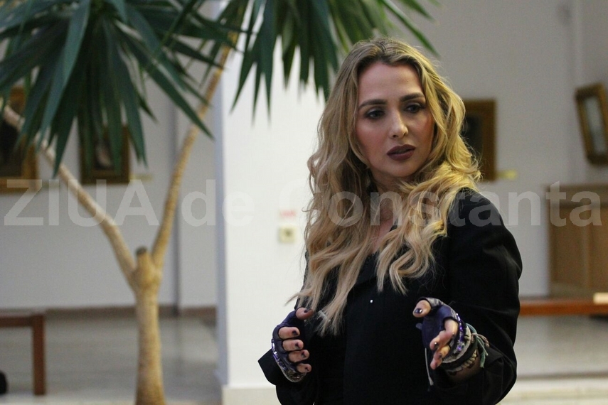 obsesie la malul marii oana calusa si a lansat al treilea volum la constanta galerie foto 611527 obsesie la malul marii oana calusa si a lansat al treilea volum la constanta galerie foto 611527