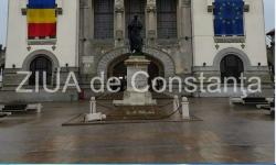 Vandalism în Piața Ovidiu din Constanța. Priviți ce au făcut la statuia poetului (galerie foto+video)   