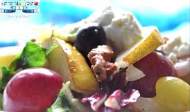 Reţeta video Salata cu pere, struguri, nuci si branza