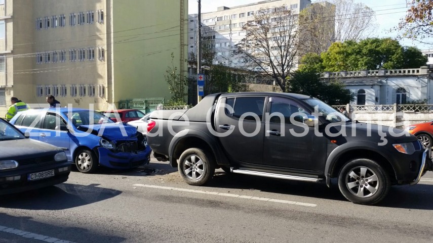 carambol in fata liceului snc din constanta intervin doua ambulante 613193 carambol in fata liceului snc din constanta intervin doua ambulante 613193