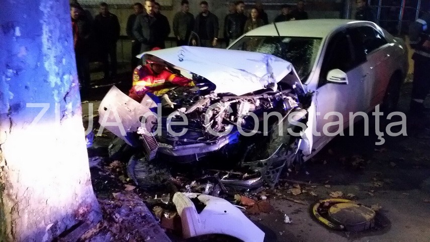 update 2 patru victime a intrat cu masina intr un copac in constanta pe bulevardul mamaia galerie foto update 2 patru victime a intrat cu masina intr un copac in constanta pe bulevardul mamaia galerie foto