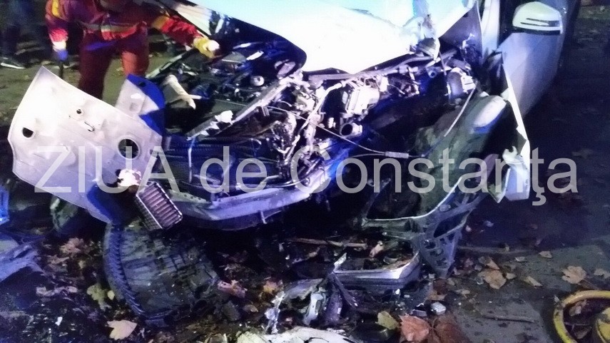 update 2 patru victime a intrat cu masina intr un copac in constanta pe bulevardul mamaia galerie foto update 2 patru victime a intrat cu masina intr un copac in constanta pe bulevardul mamaia galerie foto
