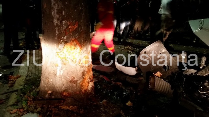 update 2 patru victime a intrat cu masina intr un copac in constanta pe bulevardul mamaia galerie foto update 2 patru victime a intrat cu masina intr un copac in constanta pe bulevardul mamaia galerie foto
