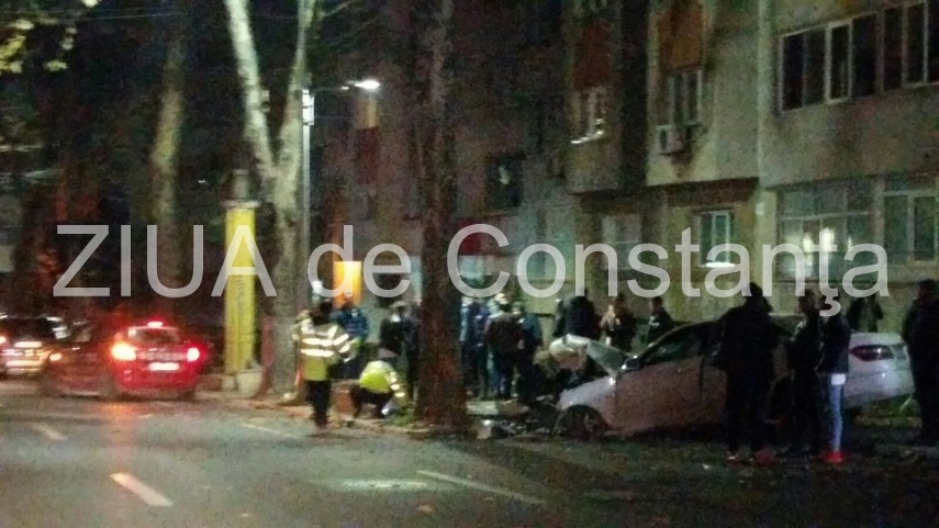update 2 patru victime a intrat cu masina intr un copac in constanta pe bulevardul mamaia galerie foto update 2 patru victime a intrat cu masina intr un copac in constanta pe bulevardul mamaia galerie foto