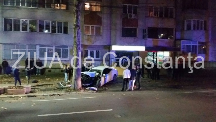 update 2 patru victime a intrat cu masina intr un copac in constanta pe bulevardul mamaia galerie foto update 2 patru victime a intrat cu masina intr un copac in constanta pe bulevardul mamaia galerie foto