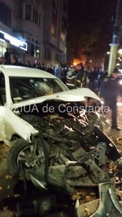 update 2 patru victime a intrat cu masina intr un copac in constanta pe bulevardul mamaia galerie foto update 2 patru victime a intrat cu masina intr un copac in constanta pe bulevardul mamaia galerie foto