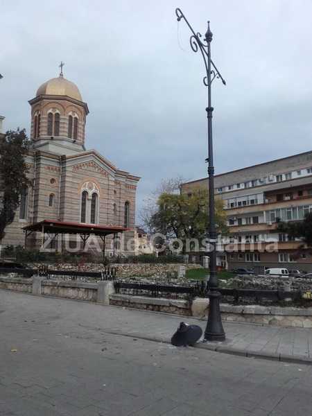 atentie pe unde circulati un felinar din piata ovidiu s a desprins din cauza vantului 614266