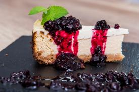 Reţetă video Cheesecake, prăjitură cu cremă de brânză și dulceață din fructe de pădure
