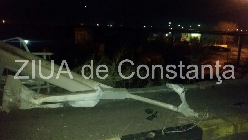 accident rutier pe podul ipmc un sofer la un pas sa sara in gol cu masina 615130 accident rutier pe podul ipmc un sofer la un pas sa sara in gol cu masina 615130