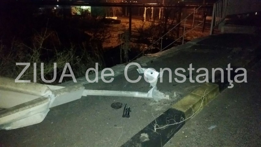 accident rutier pe podul ipmc un sofer la un pas sa sara in gol cu masina 615130 accident rutier pe podul ipmc un sofer la un pas sa sara in gol cu masina 615130