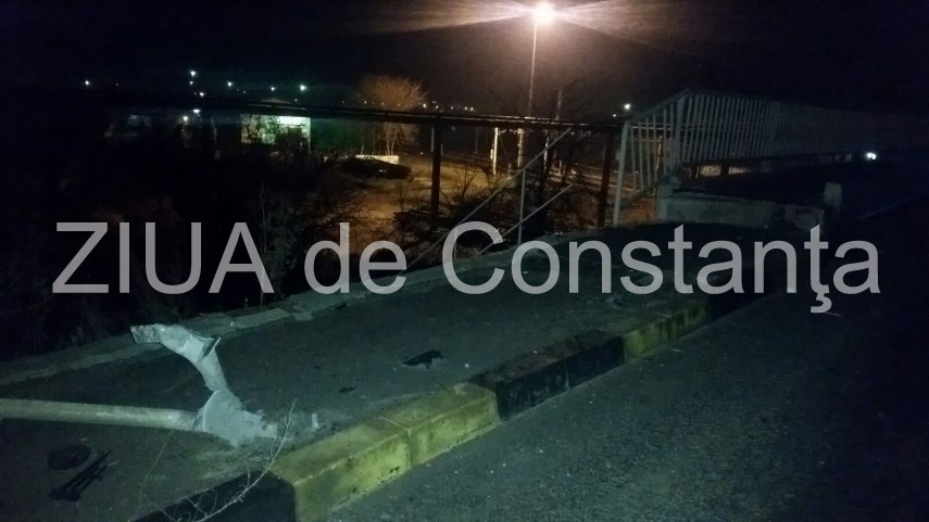 accident rutier pe podul ipmc un sofer la un pas sa sara in gol cu masina 615130 accident rutier pe podul ipmc un sofer la un pas sa sara in gol cu masina 615130