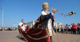 Cum poate fi catalogată acţiunea preoţilor care fac scut în fiecare joi, la Poliţie, în jurul Înaltpreasfinţitului Teodosie? (VIDEO)