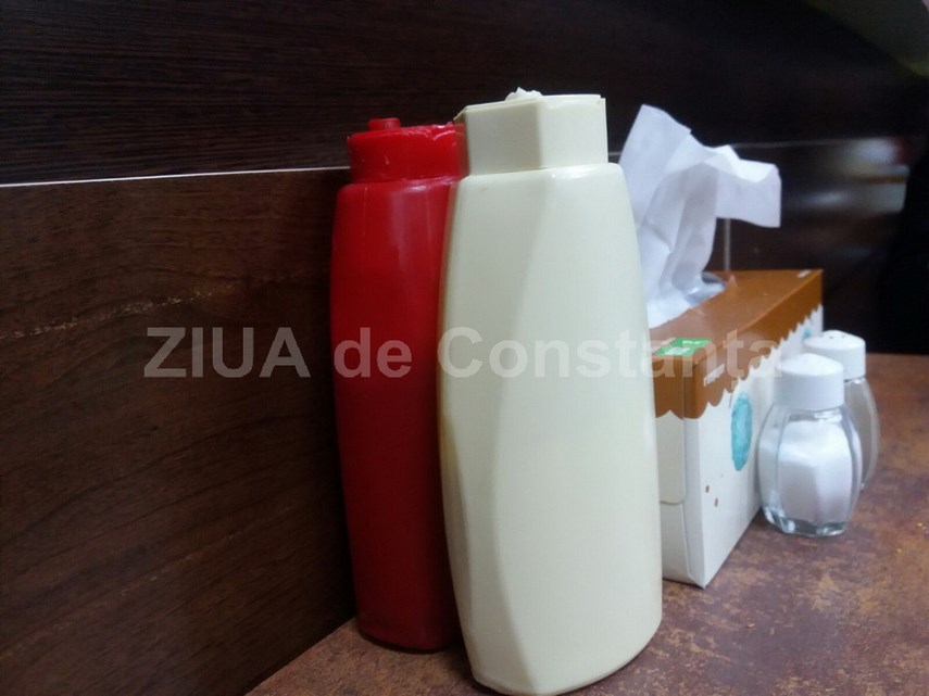 pizza extra blatt un local minuscul si neglijent amenajat cu preturi mici si clienti multi galerie foto pizza extra blatt un local minuscul si neglijent amenajat cu preturi mici si clienti multi galerie foto