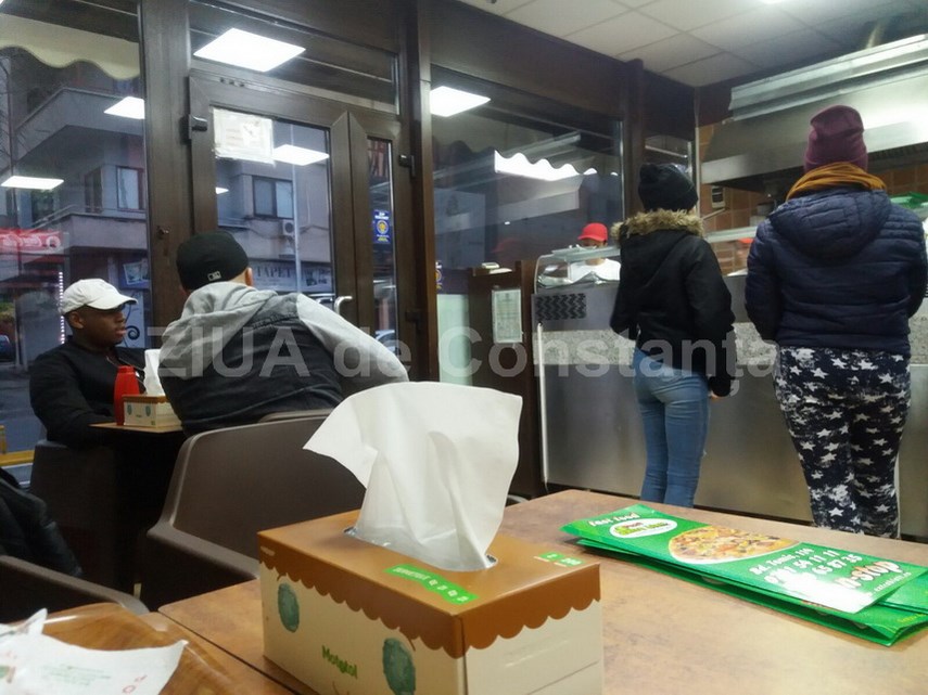 pizza extra blatt un local minuscul si neglijent amenajat cu preturi mici si clienti multi galerie foto pizza extra blatt un local minuscul si neglijent amenajat cu preturi mici si clienti multi galerie foto