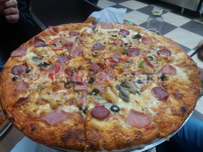 pizza extra blatt un local minuscul si neglijent amenajat cu preturi mici si clienti multi galerie foto pizza extra blatt un local minuscul si neglijent amenajat cu preturi mici si clienti multi galerie foto