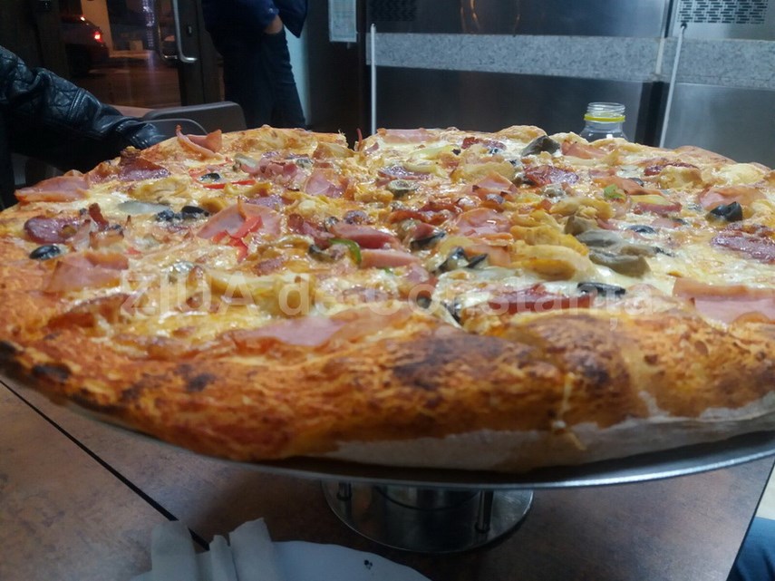 pizza extra blatt un local minuscul si neglijent amenajat cu preturi mici si clienti multi galerie foto pizza extra blatt un local minuscul si neglijent amenajat cu preturi mici si clienti multi galerie foto