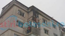 Explozie de proporţii într-un bloc din Botoşani. O femeie a ajuns în stare gravă la spital