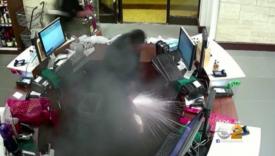 La spital, după ce i-a explodat țigara electronică în buzunar (video)