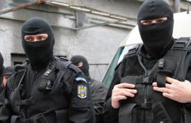 Percheziții la persoane bănuite de proxenetism. Ce au găsit anchetatorii și unde