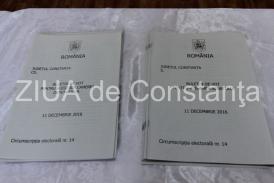 Sesizare 112 după ce membrul unei comisii electorale din Dâmboviţa fotografiază alegătorii la ieşirea de la vot 