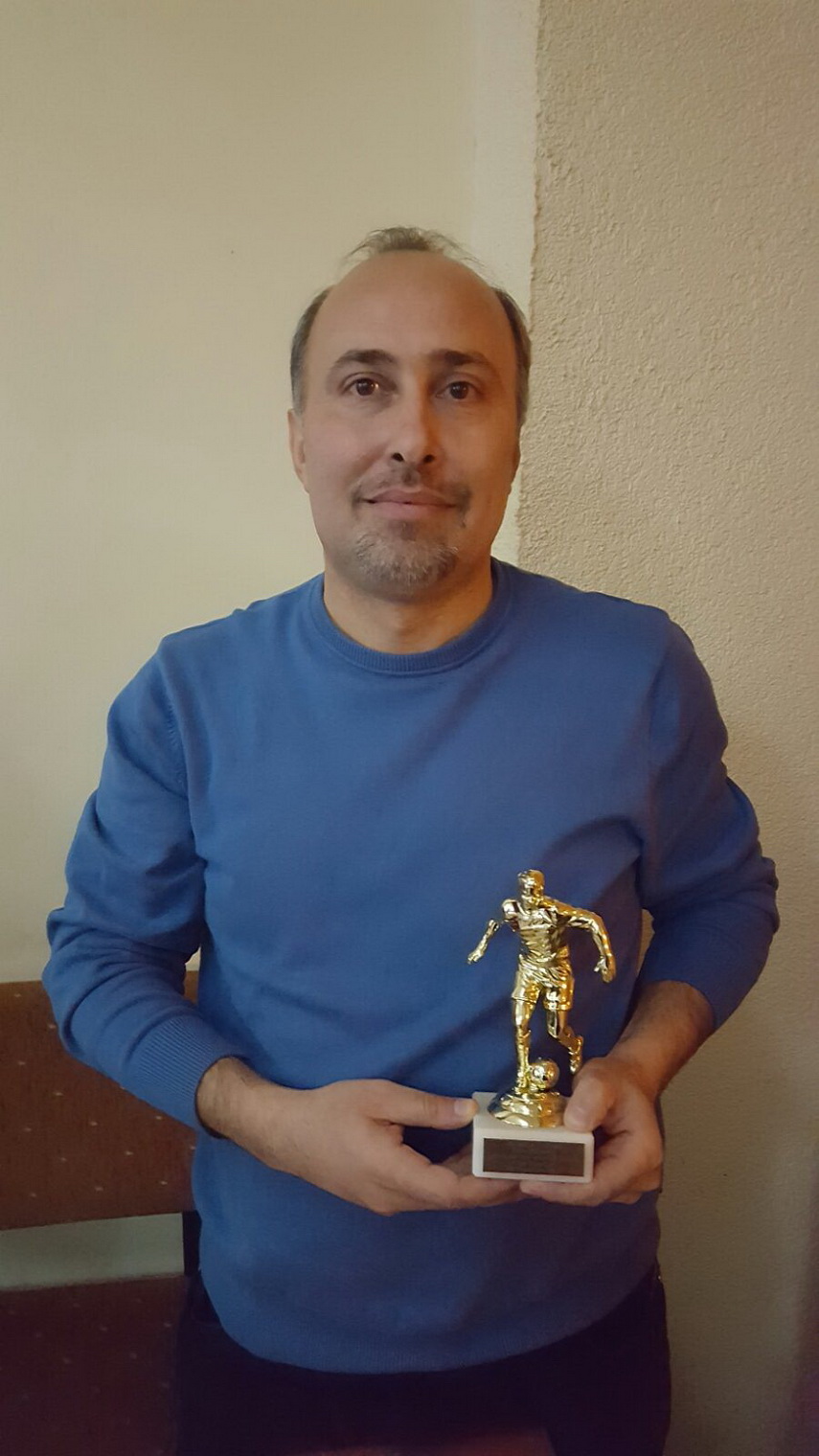 cea mai sufletista echipa tort personalizat si statueta cadou la petrecerea de final de an a formatiei