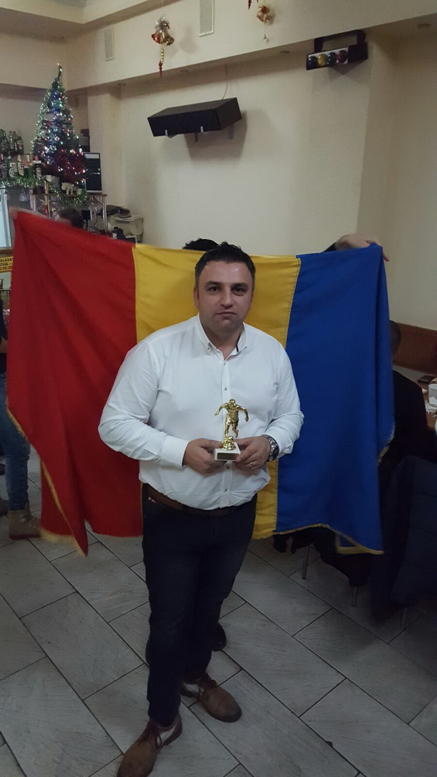 cea mai sufletista echipa tort personalizat si statueta cadou la petrecerea de final de an a formatiei