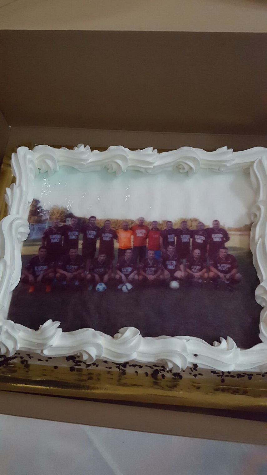 cea mai sufletista echipa tort personalizat si statueta cadou la petrecerea de final de an a formatiei