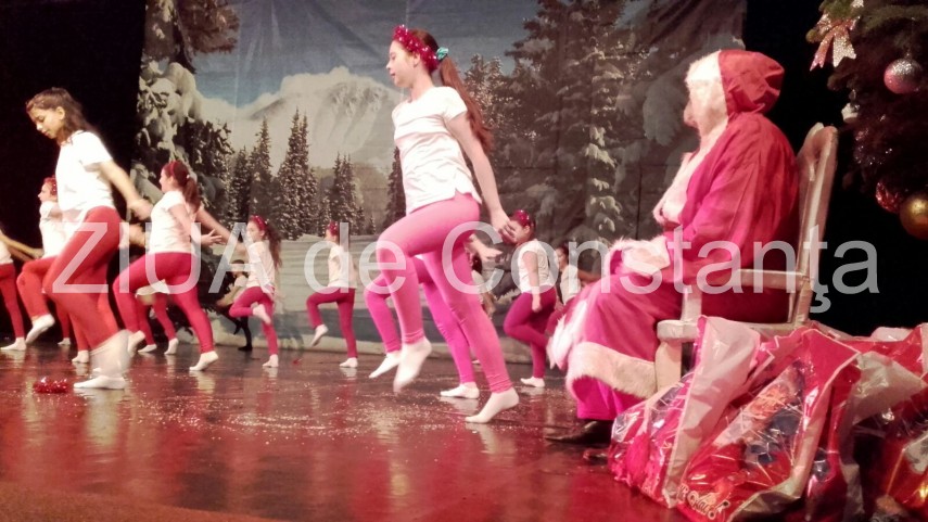 mos craciun a sosit la constanta pentru copiii de la gimnastica aerobica 618183 mos craciun a sosit la constanta pentru copiii de la gimnastica aerobica 618183