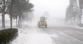 Primăria Crucea s-a asigurat că zăpada nu va bloca circulaţia pe raza comunei (document)