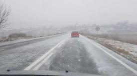 Se circulă greu spre Hârşova. Ninge puternic. Cad fulgi de nea şi în Constanţa (galerie foto)