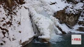 Fotoreportaj Cascada Pruncea - Caşoca din Buzău, atinsă de gerul iernii. Peisaj de poveste (video)