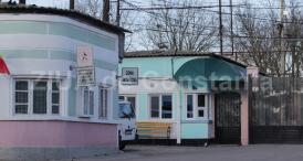 Femeia, escortată și introdusă în Penitenciarul Poarta Albă Mandat pus în aplicare de către polițiștii constănțeni