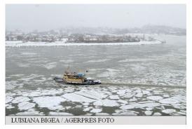 Constanța. Paradoxurile fluviului Dunărea. Nave blocate de gheață. Nave blocate pe uscat 