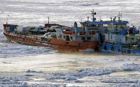 Traversarea Dunarii cu bacul, suspendată din cauza viscolului 