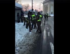 Militarii intervin pentru deblocarea spațiilor pietonale