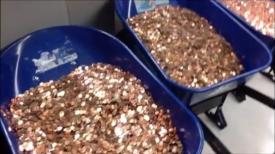 Un american a plătit o taxă la stat cu aproape 300.000 de monede aduse în cinci roabe