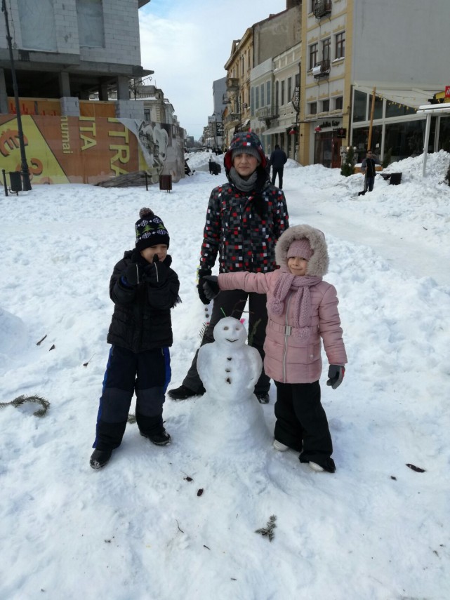 inedit piata ovidiu plina de oameni de zapada si zambete de copii galerie foto 620468 inedit piata ovidiu plina de oameni de zapada si zambete de copii galerie foto 620468