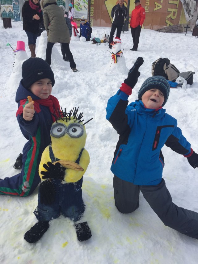 inedit piata ovidiu plina de oameni de zapada si zambete de copii galerie foto 620468 inedit piata ovidiu plina de oameni de zapada si zambete de copii galerie foto 620468