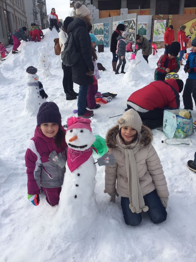 inedit piata ovidiu plina de oameni de zapada si zambete de copii galerie foto 620468 inedit piata ovidiu plina de oameni de zapada si zambete de copii galerie foto 620468