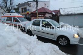 Ambulanță cu semnalele pornite blocată în trafic pe strada Trandafirului din Constanța (video)