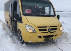 Microbuz de călători, înzăpezit între Corbu şi Săcele 