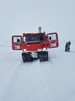 O gravidă din Albești a  avut nevoie de îngrijiri medicale în cursul nopții trecute! Echipa medicală a ajuns la ea cu șenilata! (video)