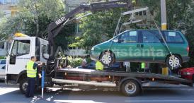  De mâine se ridică mașinile parcate aiurea. Intră în vigoare HG 965/2016. Când poate fi ridicată mașina. Cum parcăm pe trotuar     