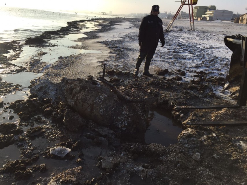 pompierii au scos rezervorul de avion din nisipul inghetat din mamaia galerie foto 621204 pompierii au scos rezervorul de avion din nisipul inghetat din mamaia galerie foto 621204