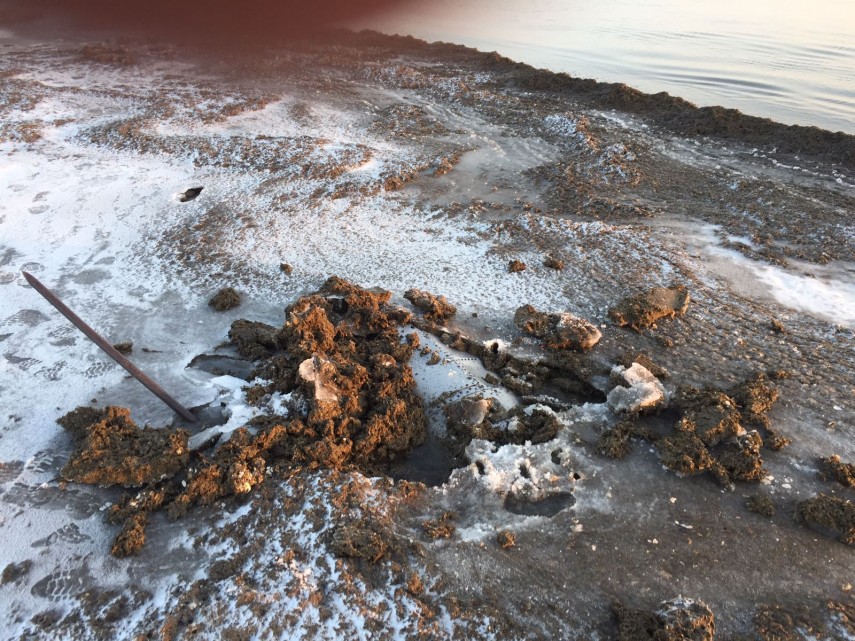 pompierii au scos rezervorul de avion din nisipul inghetat din mamaia galerie foto 621204 pompierii au scos rezervorul de avion din nisipul inghetat din mamaia galerie foto 621204