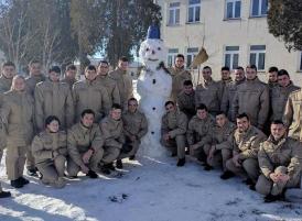 Să ne bucurăm de iarnă. Militarii din Forțele Navale și omul de zăpadă. Mai înalt ca ei!