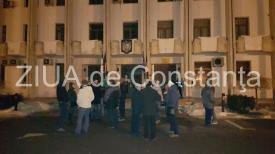 Protest în fața Prefecturii „Scoatem Constanța din beznă!” (galerie foto+video)           