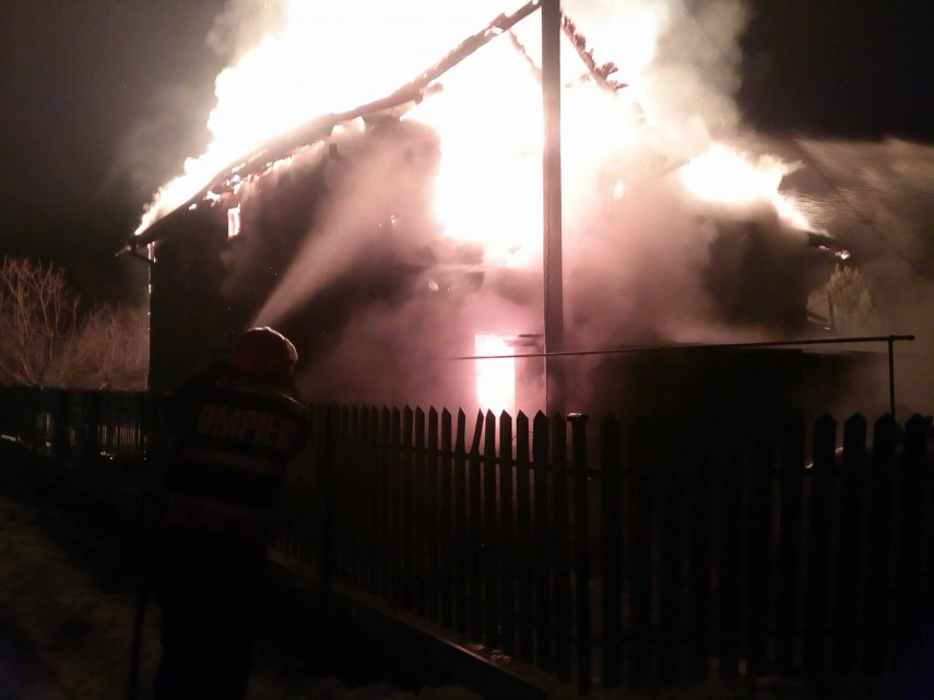 interventie la incendiu de patru ore o casa a ars complet galerie foto 622060 interventie la incendiu de patru ore o casa a ars complet galerie foto 622060