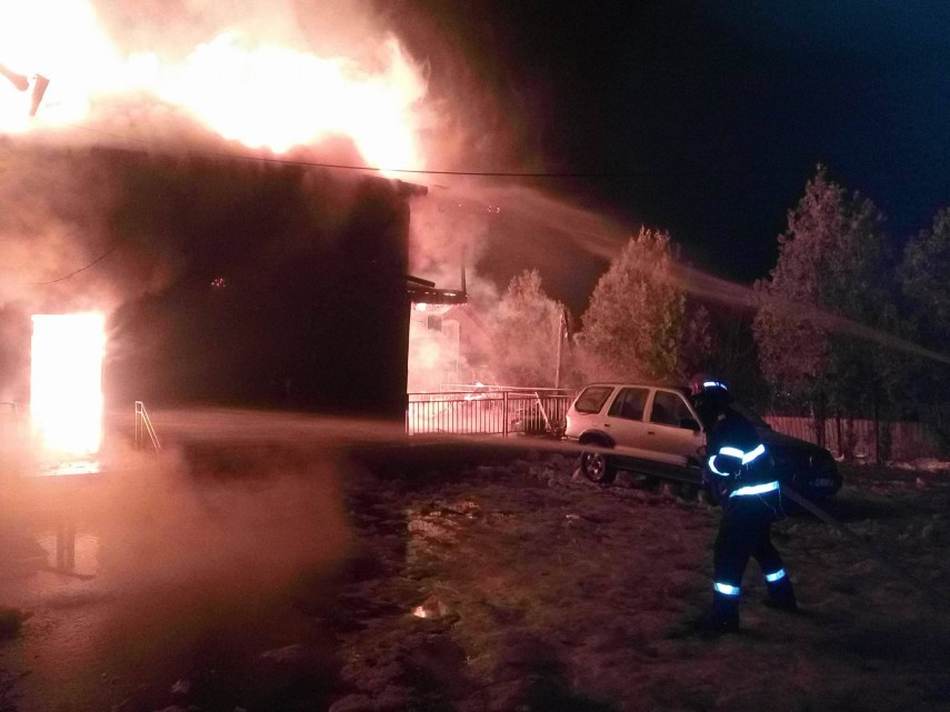 interventie la incendiu de patru ore o casa a ars complet galerie foto 622060 interventie la incendiu de patru ore o casa a ars complet galerie foto 622060